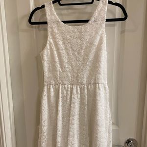 White lace sleeveless dress